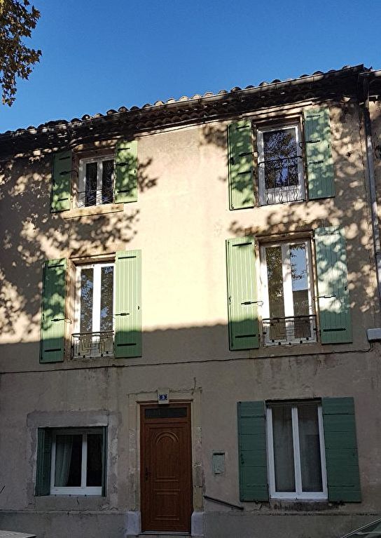 Eyguières Beau T2,  refait à neuf, 1er étage dans maison de ville, parking.