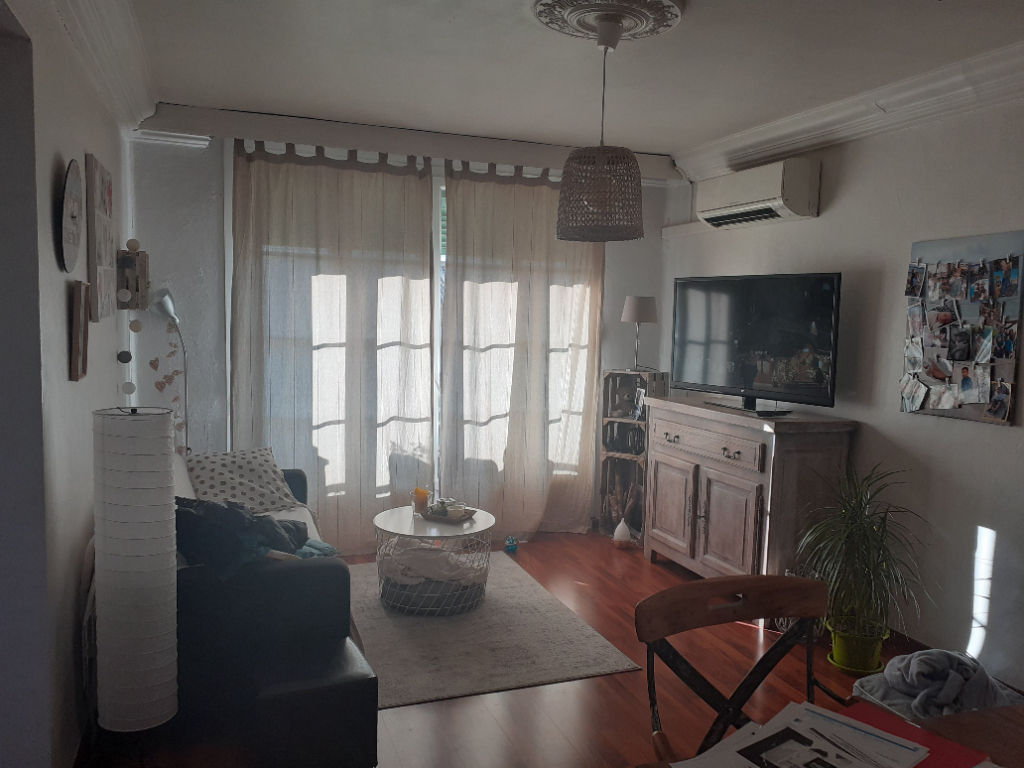 Beau T3/T4 , ensoleillée,  balcon, loggia, parkings.
