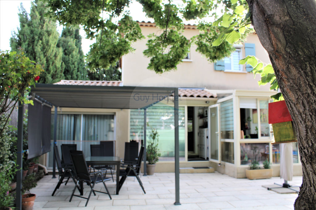 Maison en impasse avec jardin et garage