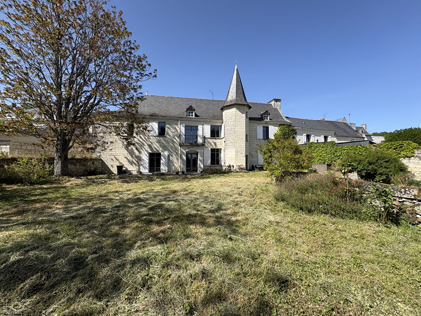 Maison de maître à rénover Saumur Sud 5 mn