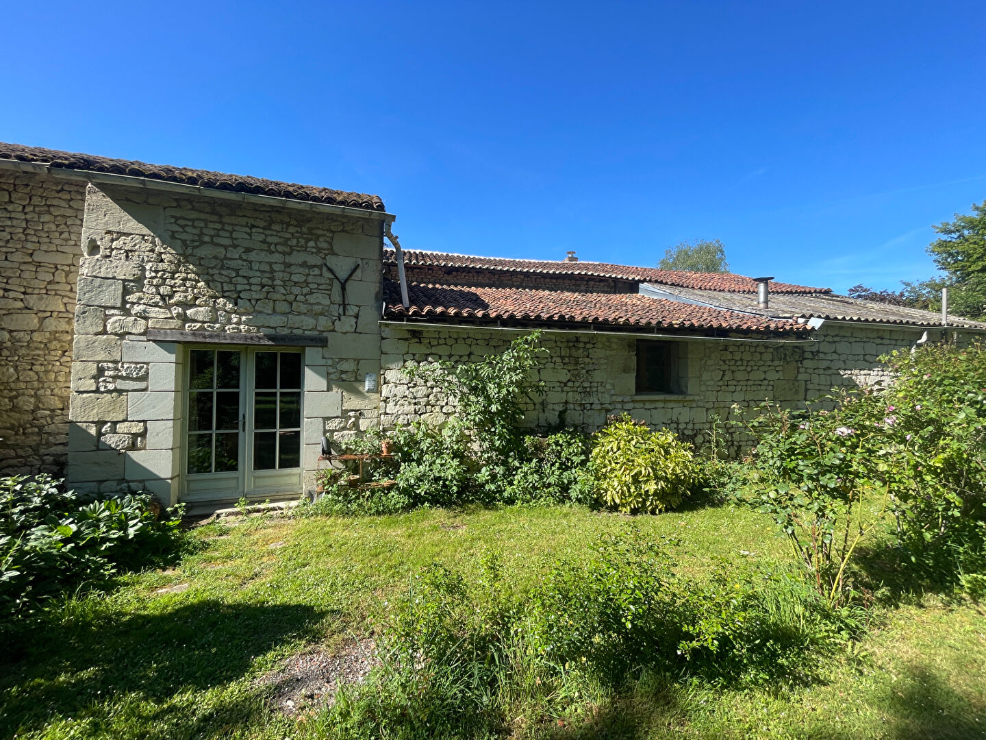 Charmante maison ancienne rénovée à vendre, calme et ensoleillée