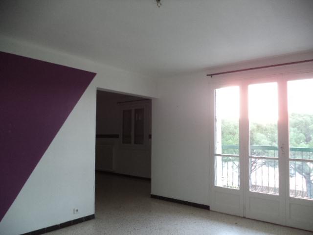 Emplacement Idéal pour cet appartement avec balcon