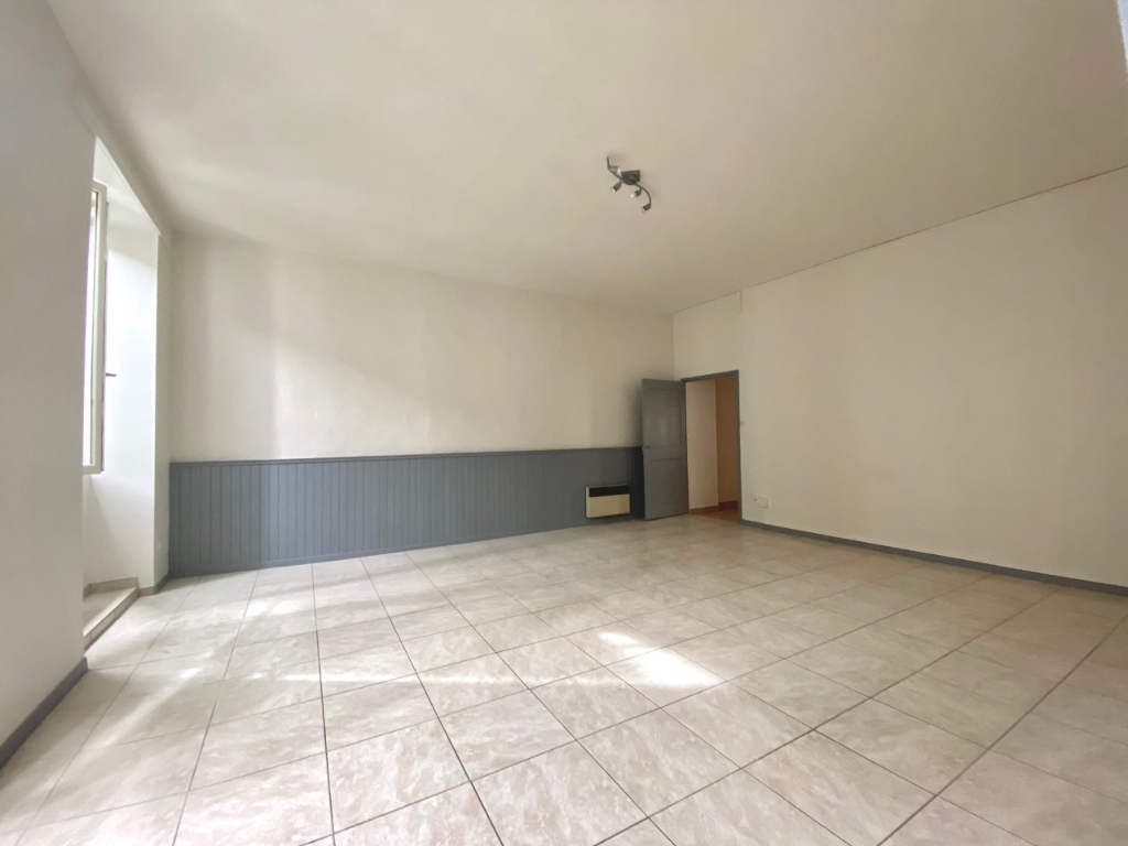 Très grand T2 de 67m² au centre d'Orgon