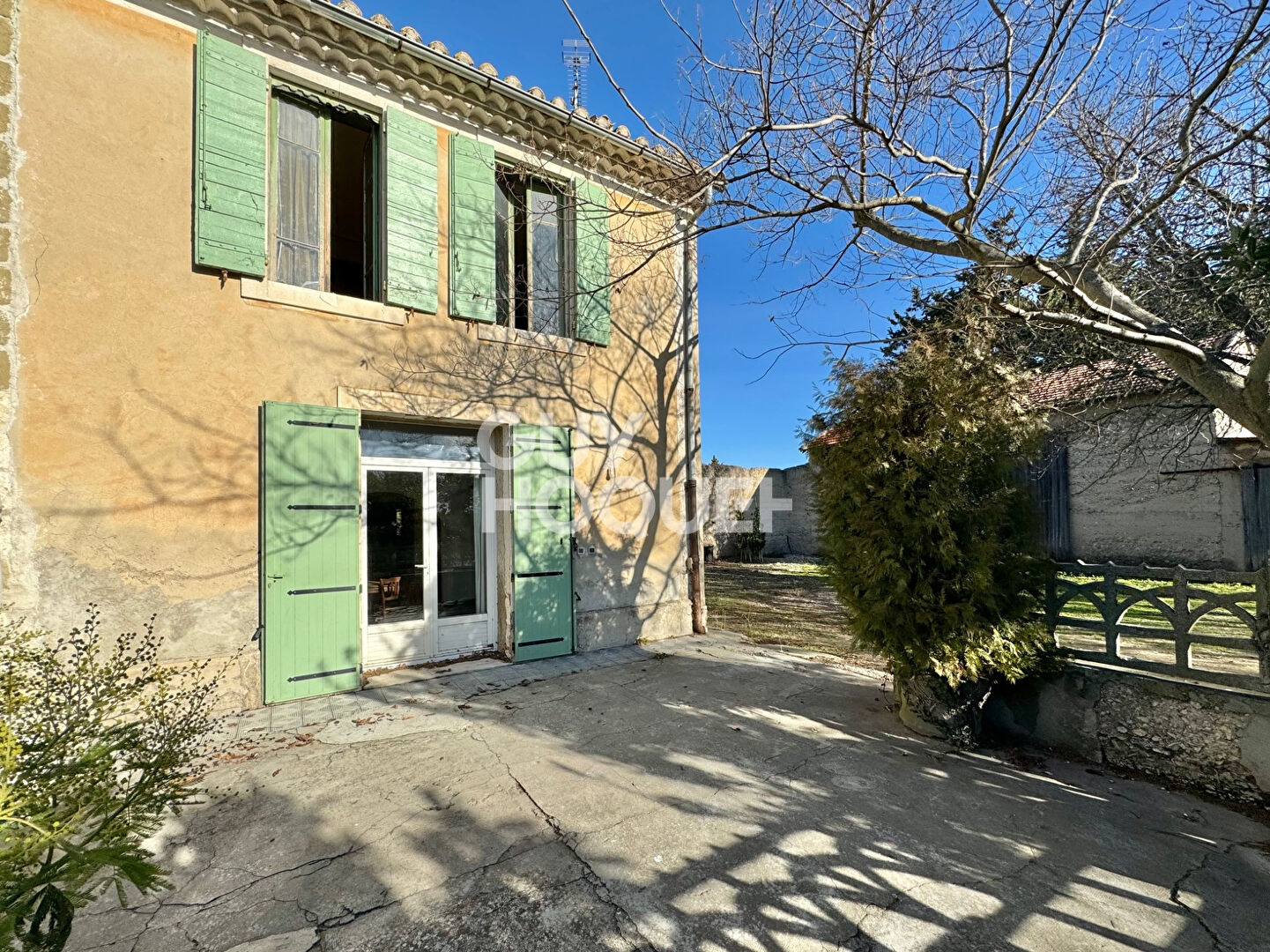 De très beaux espaces a rénover sur un grand terrain avec hangar et dependances