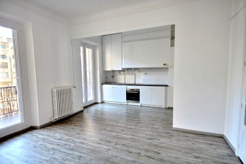 Appartement T3 avec terrasse et cave à louer dans le 7e arrondissement de MARSEILLE (13007) rue Sainte.