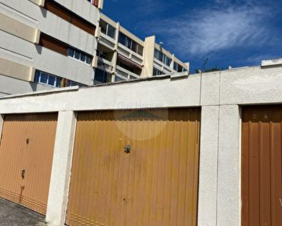 LOUE GARAGE 15 M² VAL PINS 13015 MARSEILLE