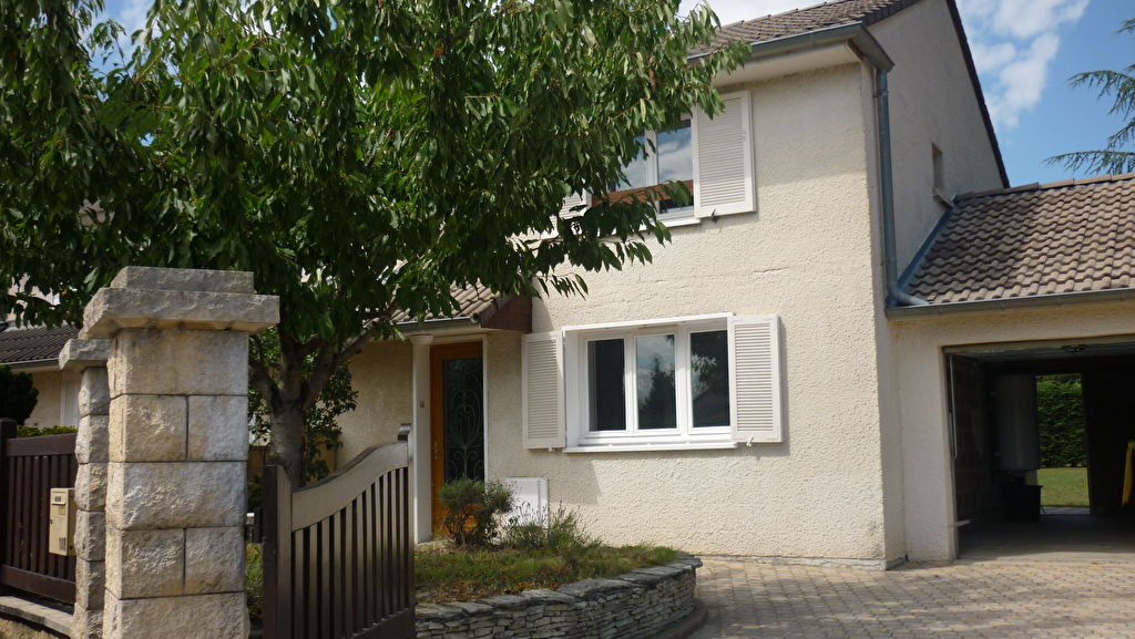 Maison 3 chambres, 3 garages et 861m² de terrain
