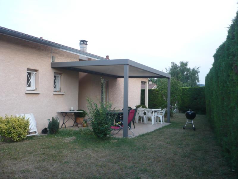 Communay maison de plain pied avec une terrasse et un beau jardin