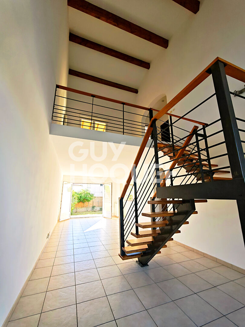 CHARMANTE MAISON  AVEC COUR, JARDIN & TERRASSES  MIREVAL