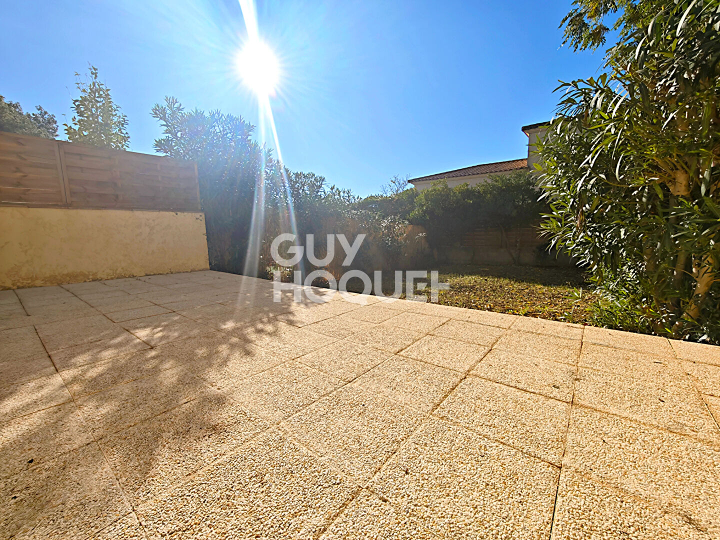 CHARMANTE MAISON  AVEC COUR, JARDIN & TERRASSES  MIREVAL