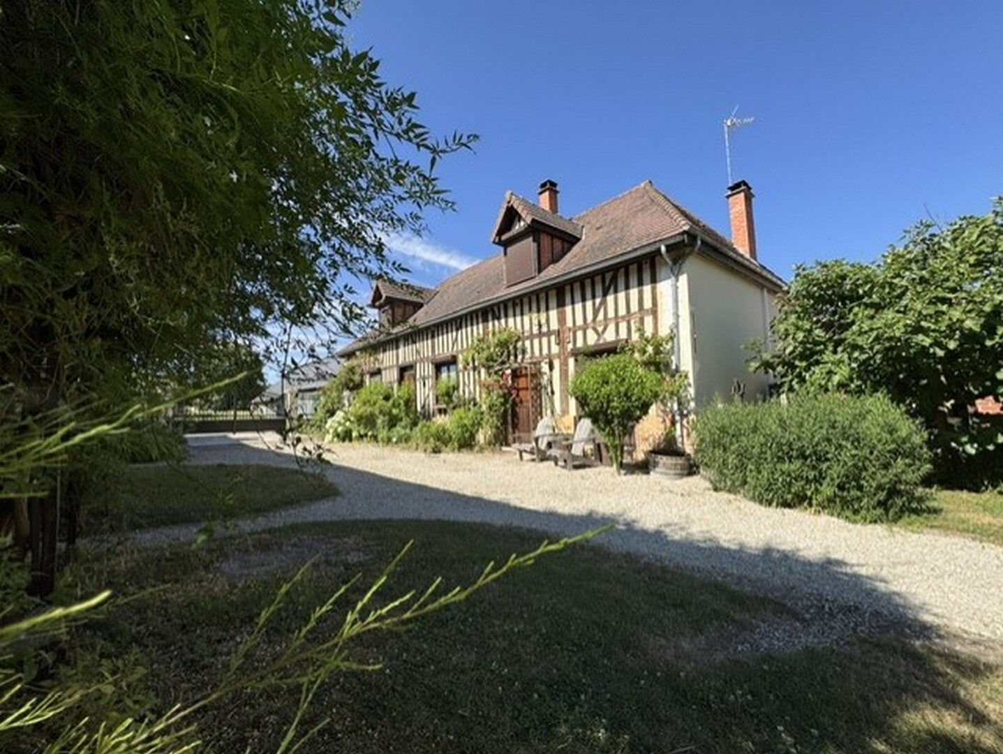 MAISON 7 PIÈCES AVEC JARDIN ET DEPENDANCES à SEMOINE
