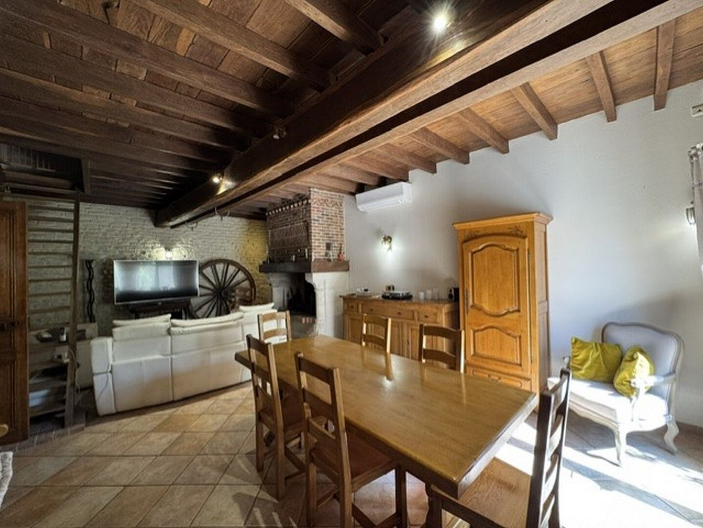 MAISON 7 PIÈCES AVEC JARDIN ET DEPENDANCES à SEMOINE