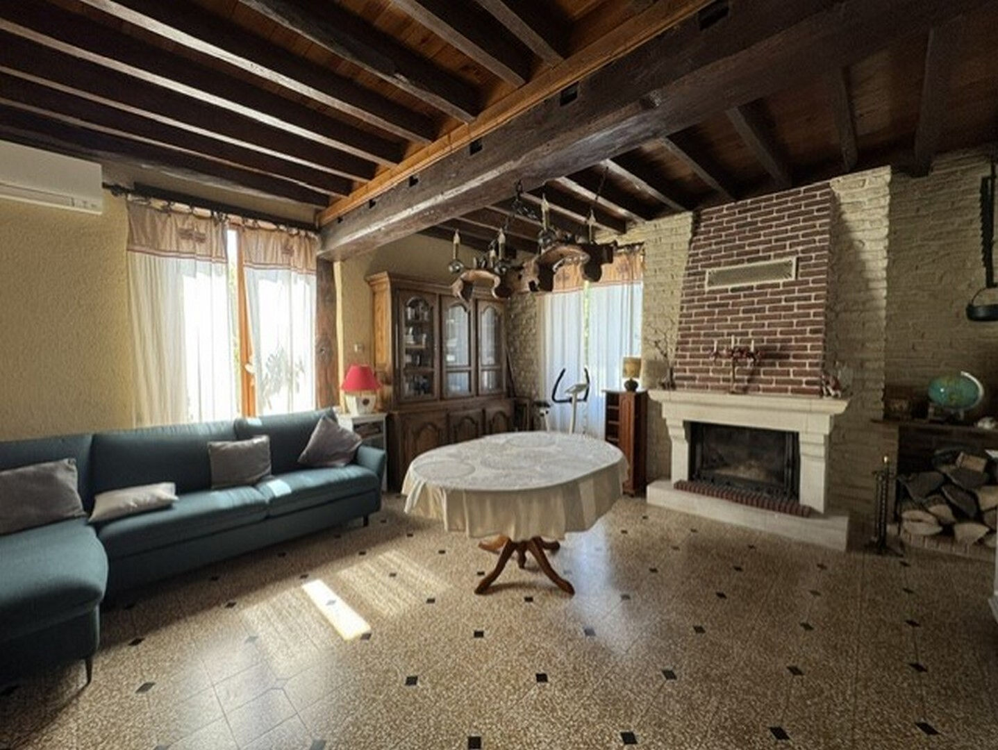 MAISON 7 PIÈCES AVEC JARDIN ET DEPENDANCES à SEMOINE