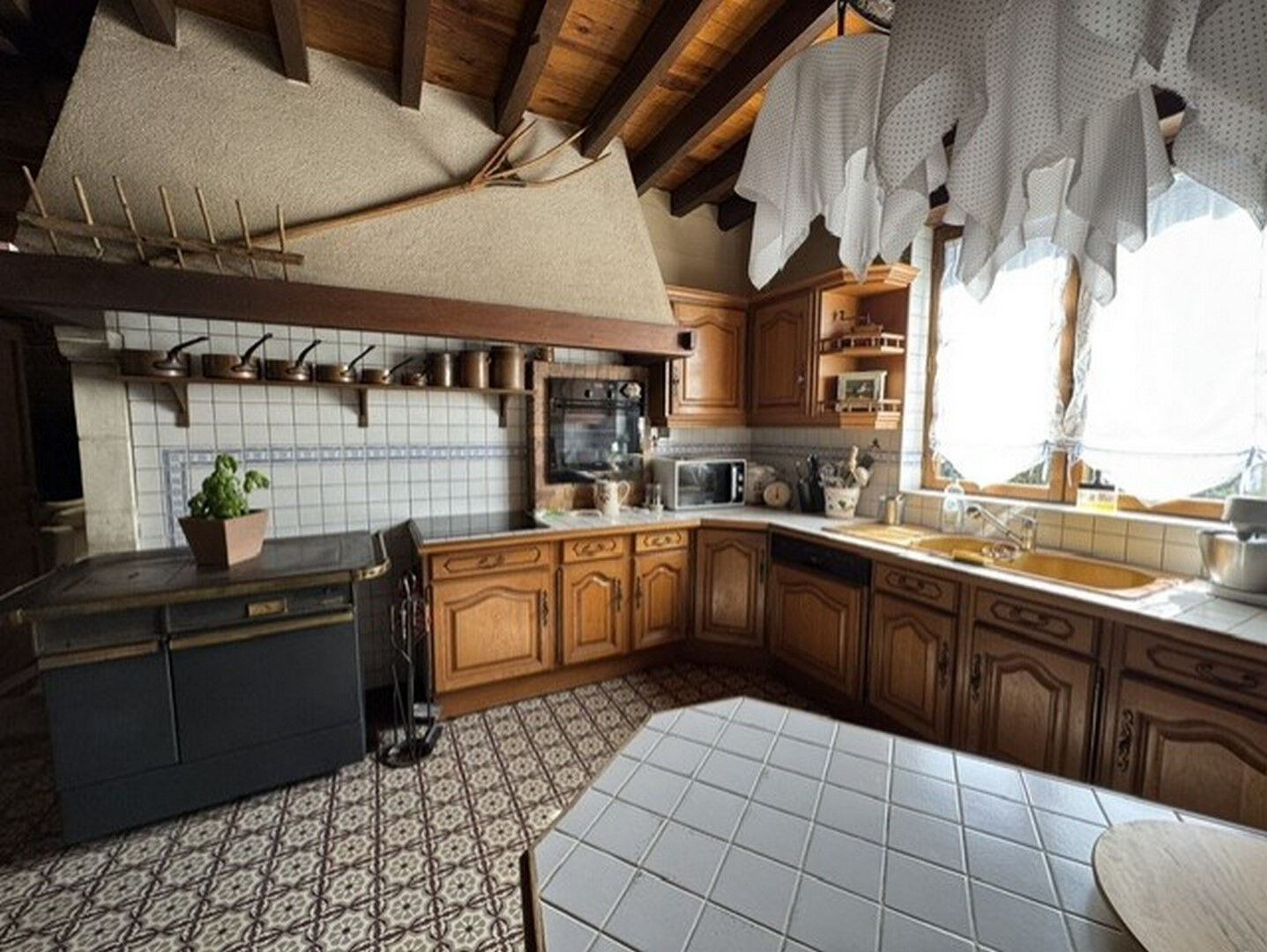 MAISON 7 PIÈCES AVEC JARDIN ET DEPENDANCES à SEMOINE