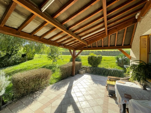 Maison d'habitation et ancien Corps de Ferme sur plus 1hectare à CORFELIX