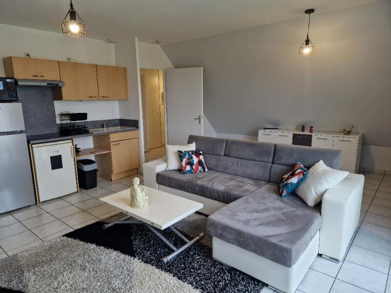 STUDIO  MEUBLE  AVEC BALCON