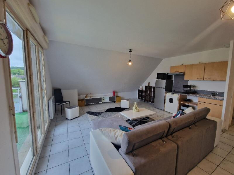 STUDIO  MEUBLE  AVEC BALCON