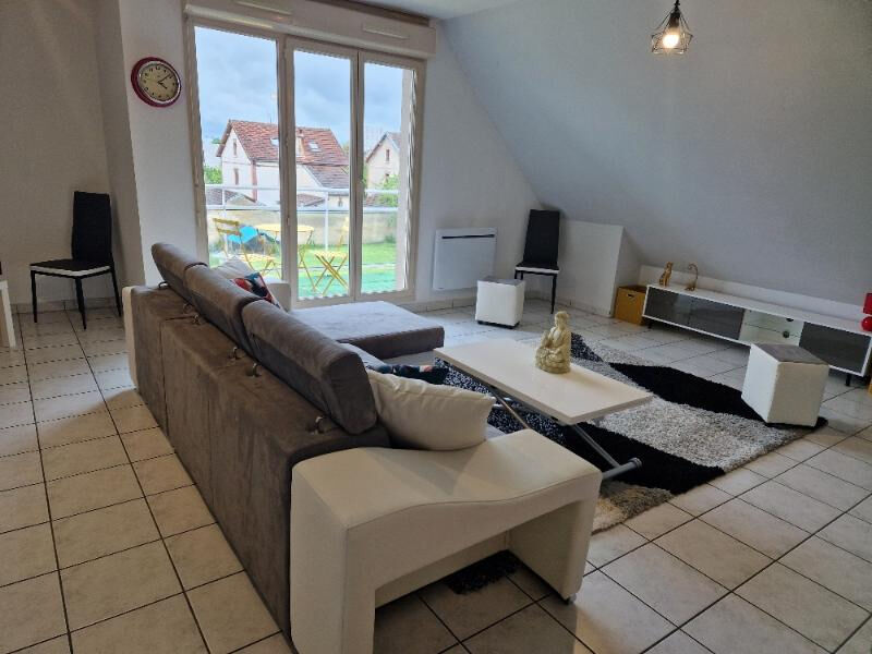 STUDIO  MEUBLE  AVEC BALCON