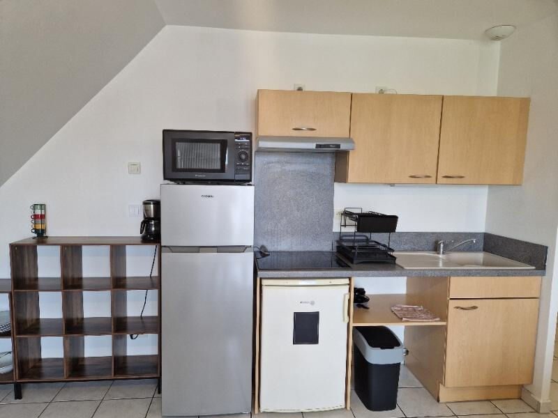 STUDIO  MEUBLE  AVEC BALCON