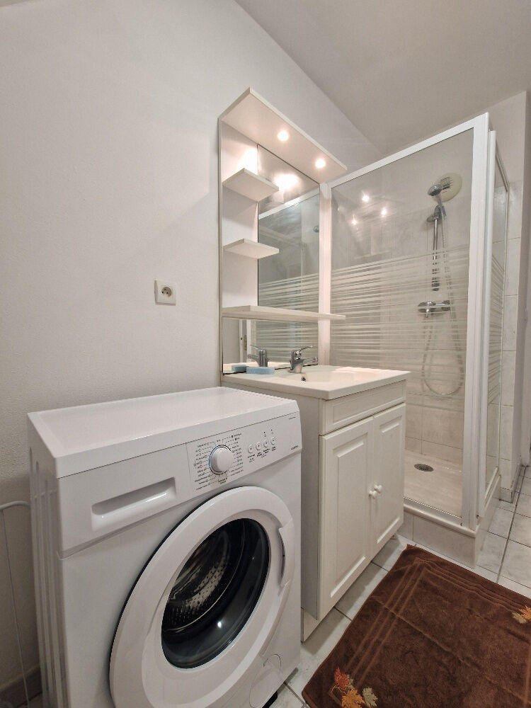 STUDIO  MEUBLE  AVEC BALCON