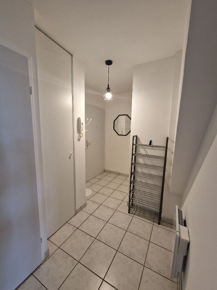 STUDIO  MEUBLE  AVEC BALCON