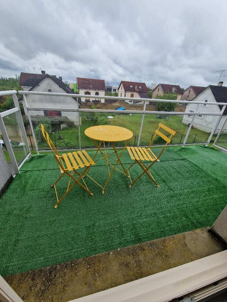 STUDIO  MEUBLE  AVEC BALCON