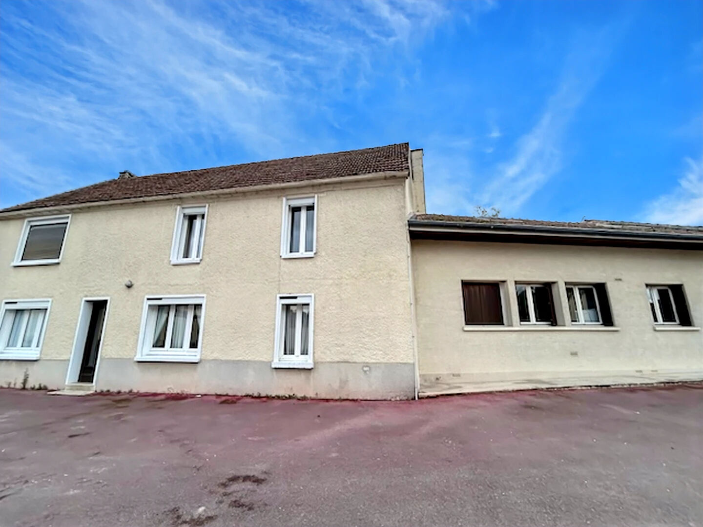 Ensemble immobilier à vendre à Connantre