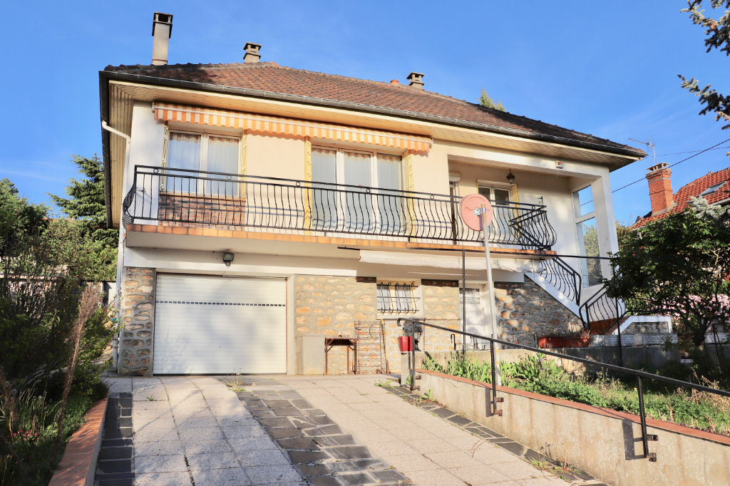 À vendre à SAINTRY SUR SEINE (91250), maison d'environ 114 m².