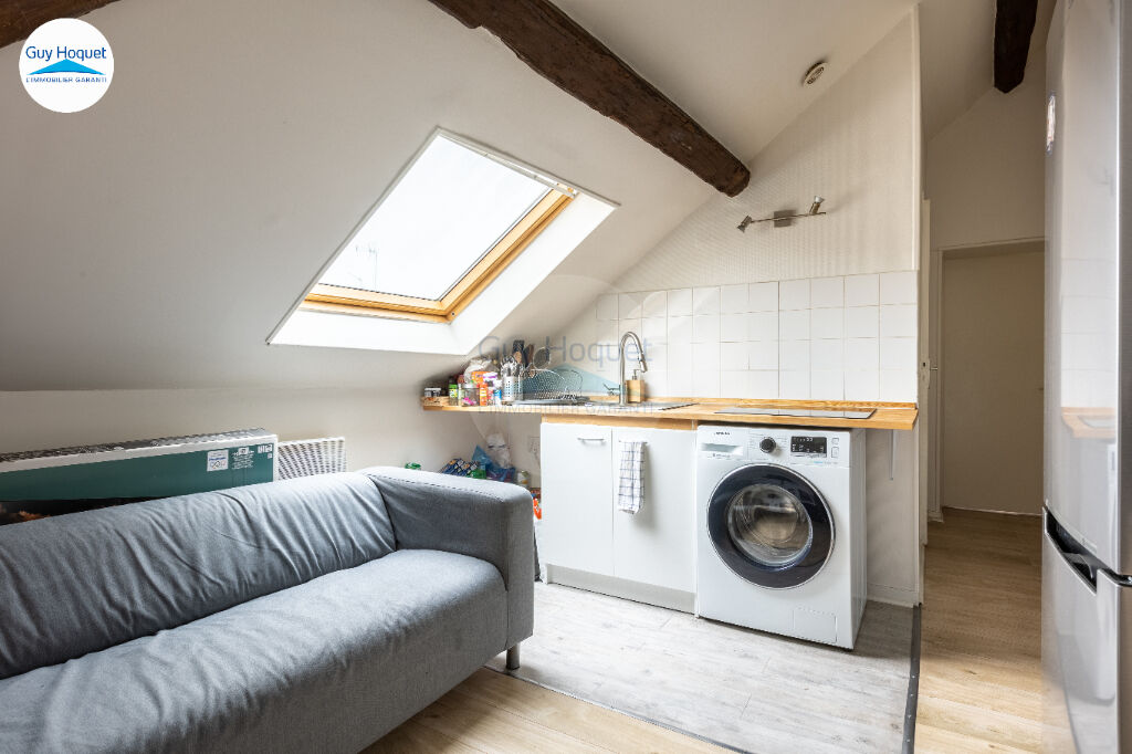En vente à CORBEIL ESSONNES : appartement 1 pièce de type studio au deuxième et dernier étage en plein coeur de ville !