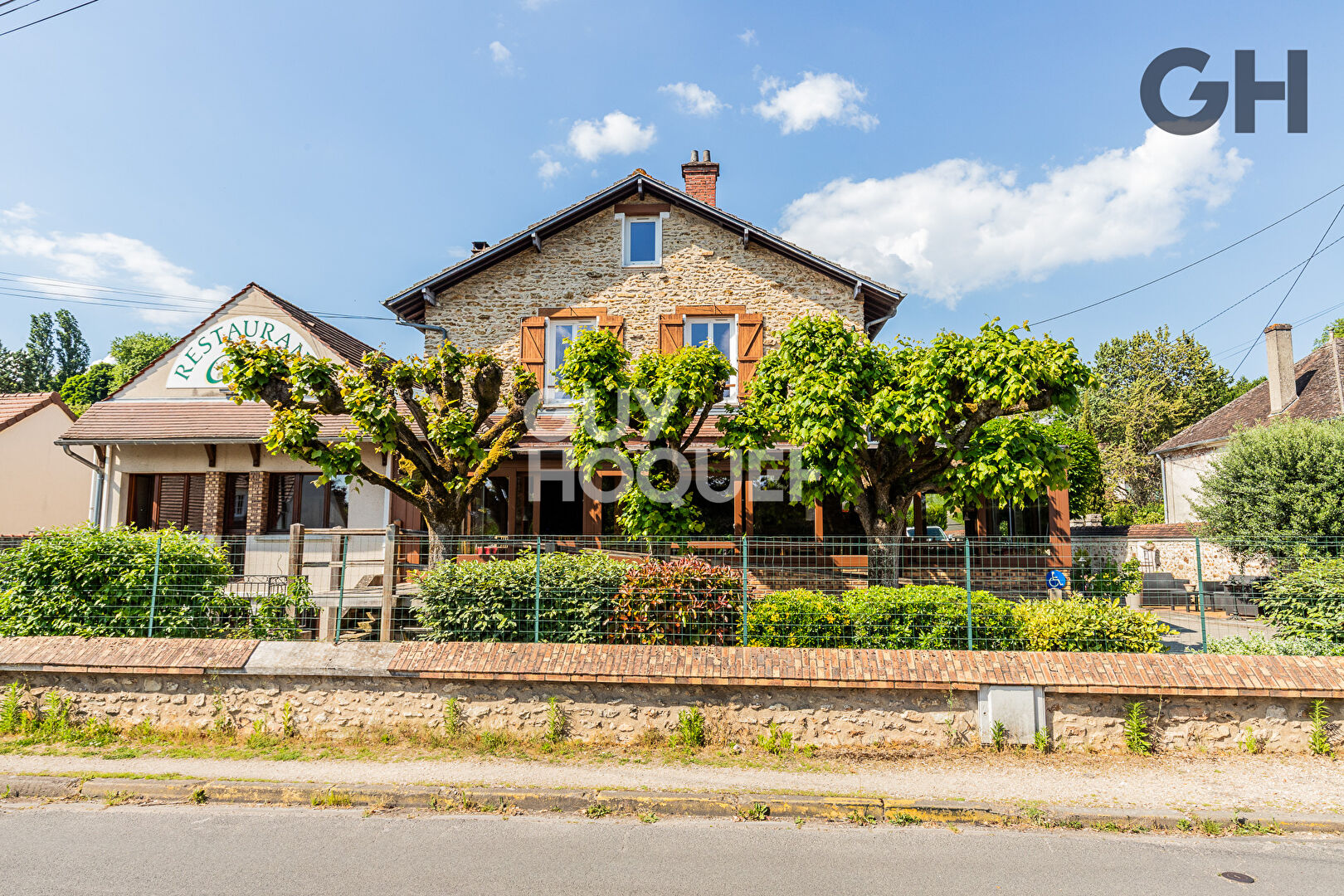 SUPERBE BIEN DE 10 PIECES (289 m²) A CHARTRETTES