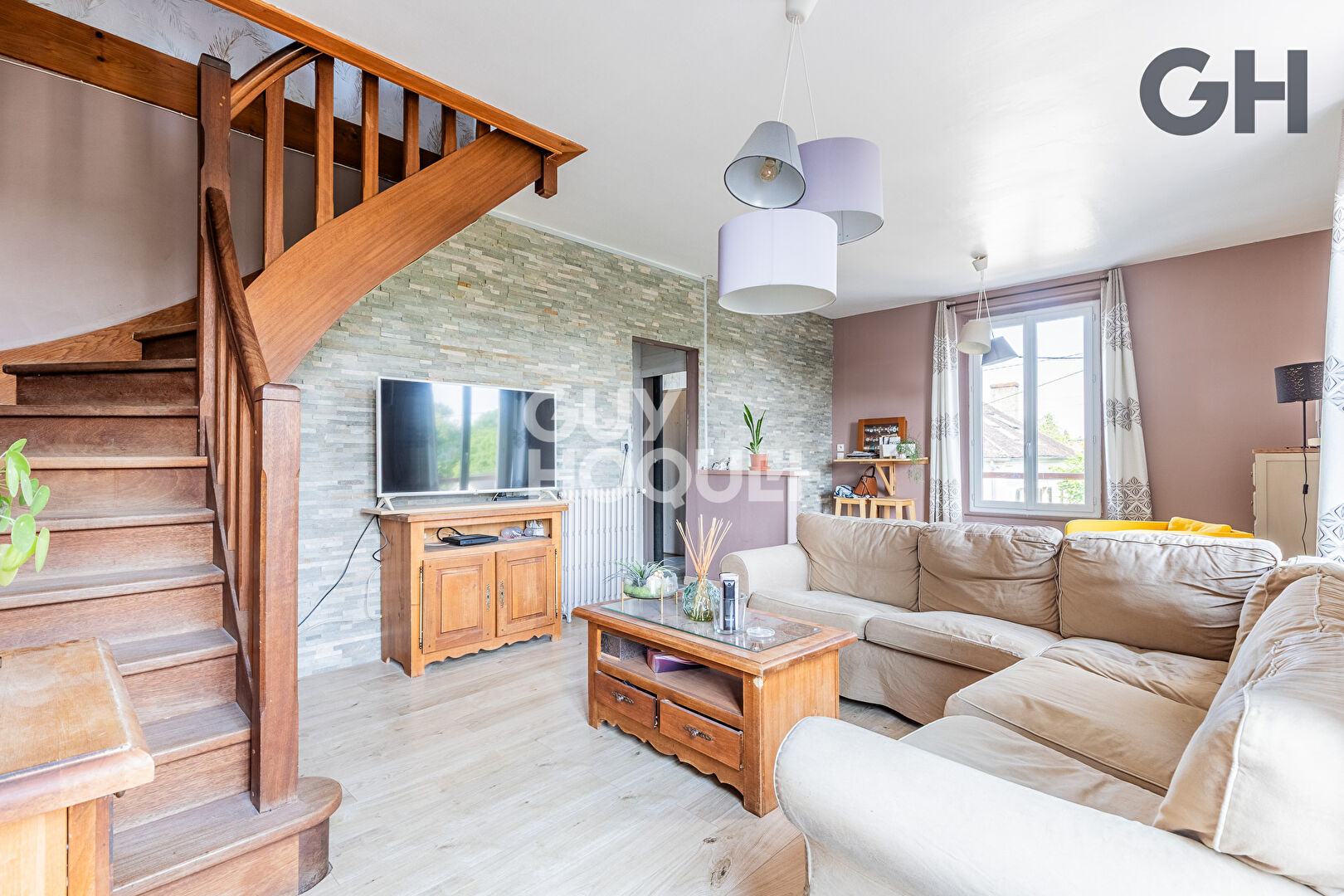 SUPERBE BIEN DE 10 PIECES (289 m²) A CHARTRETTES