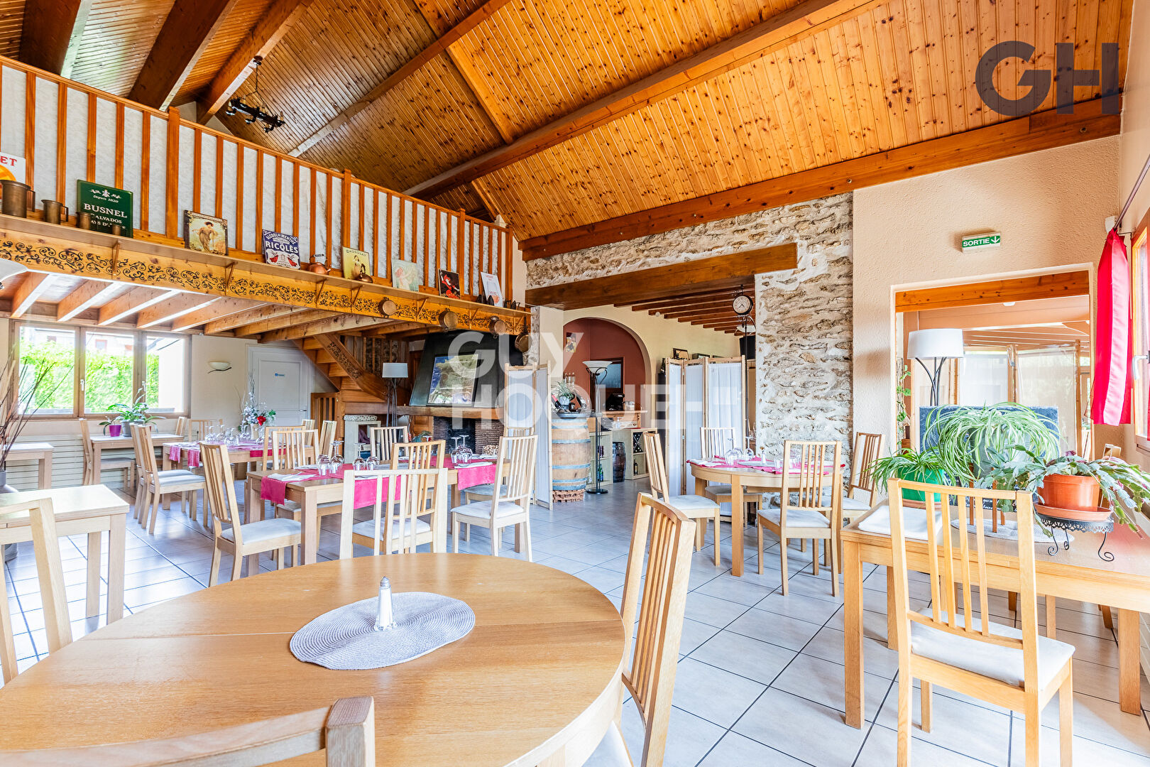 SUPERBE BIEN DE 10 PIECES (289 m²) A CHARTRETTES