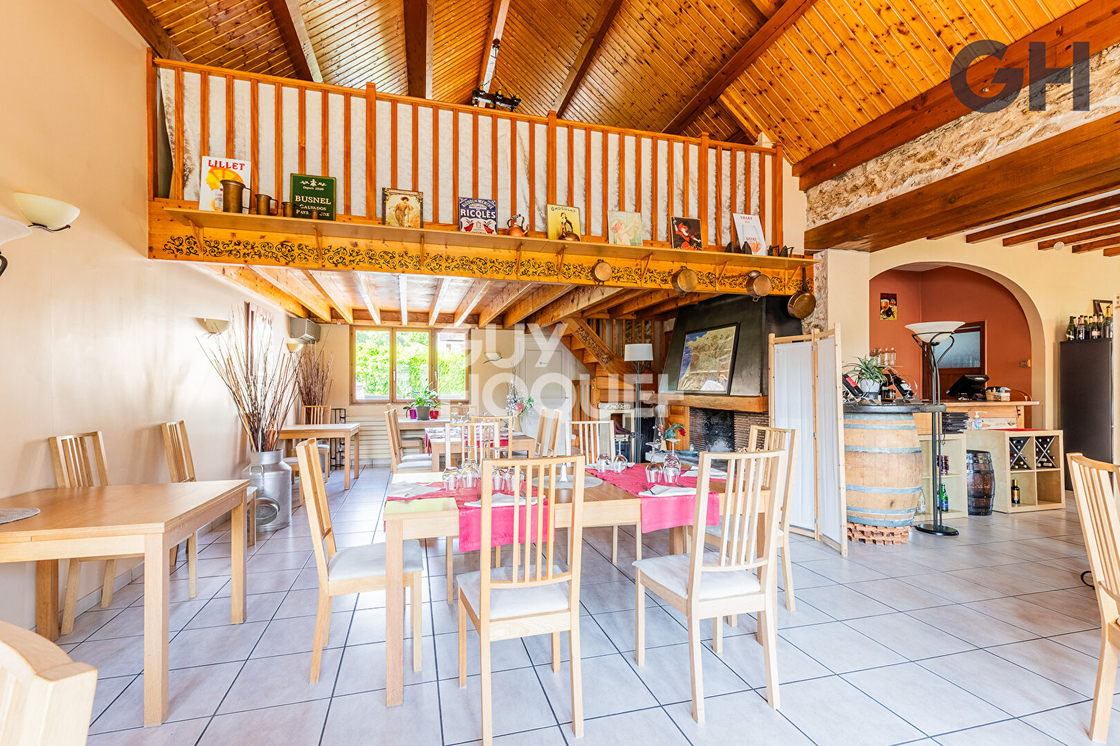 SUPERBE BIEN DE 10 PIECES (289 m²) A CHARTRETTES