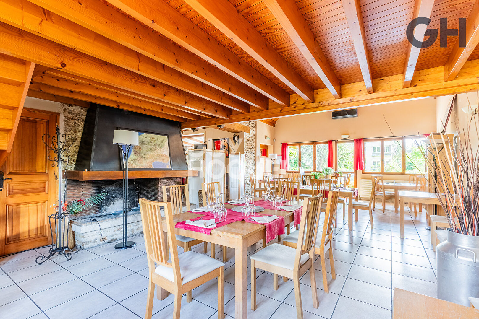 SUPERBE BIEN DE 10 PIECES (289 m²) A CHARTRETTES