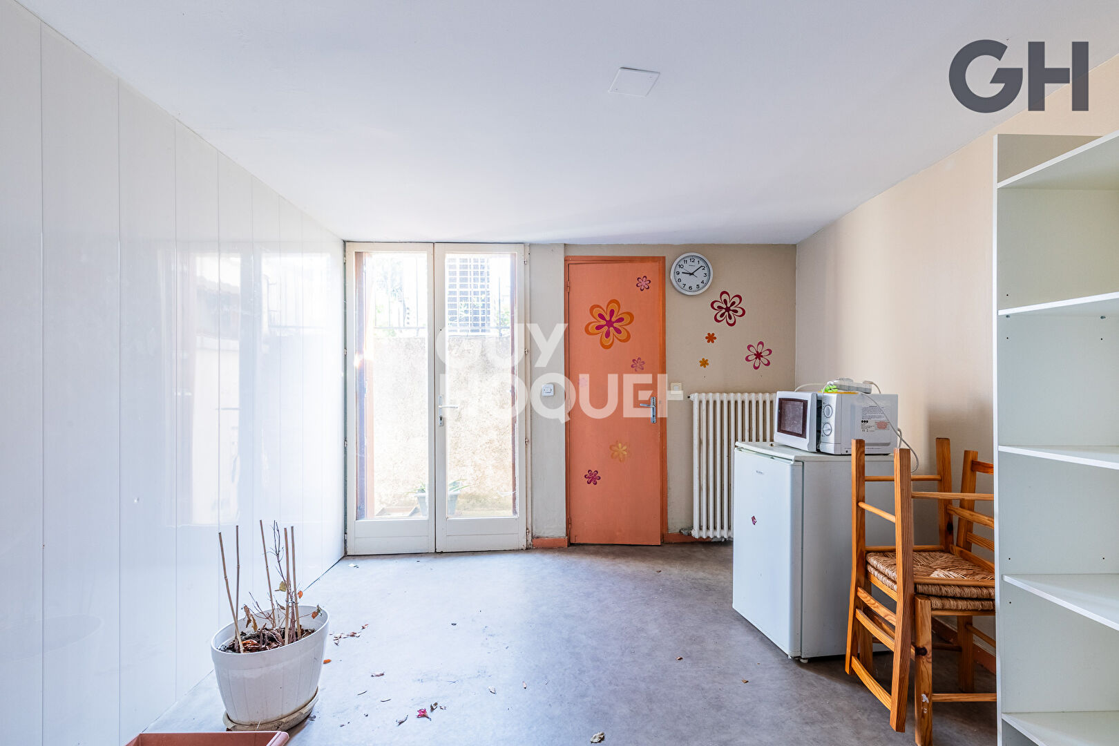 SUPERBE BIEN DE 10 PIECES (289 m²) A CHARTRETTES