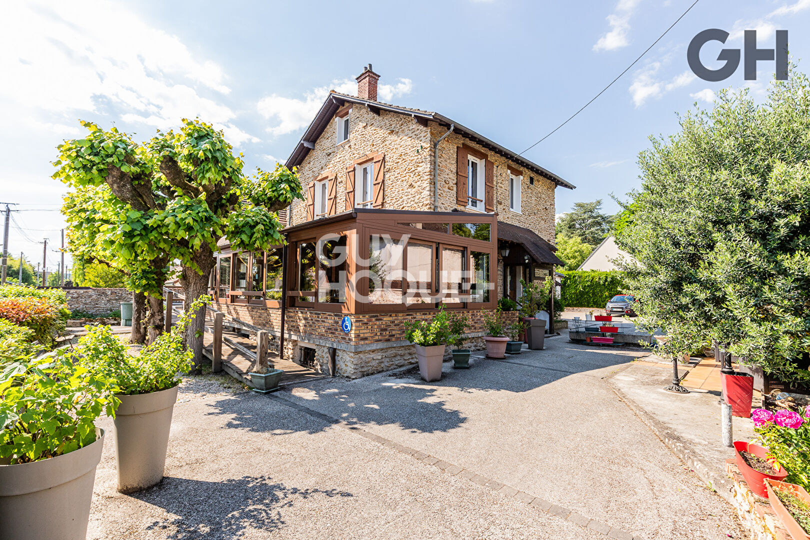 LOCAL COMMERCIAL DE 220 m² A CHARTRETTES