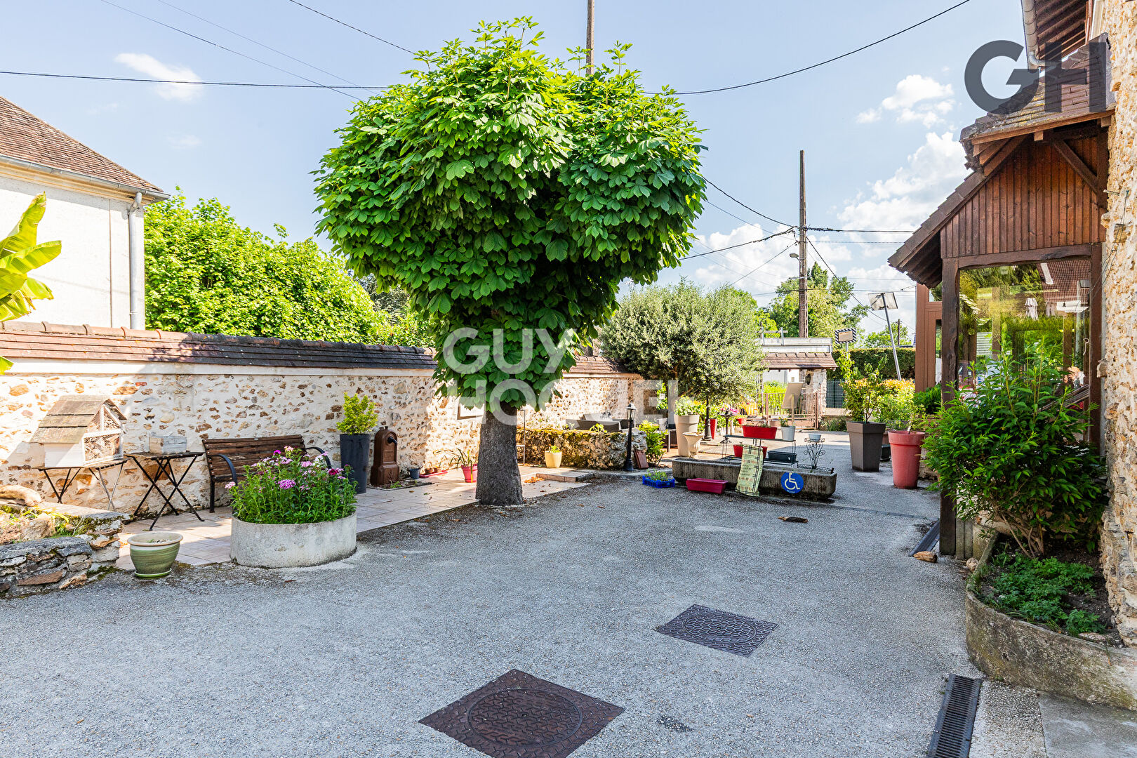 LOCAL COMMERCIAL DE 220 m² A CHARTRETTES