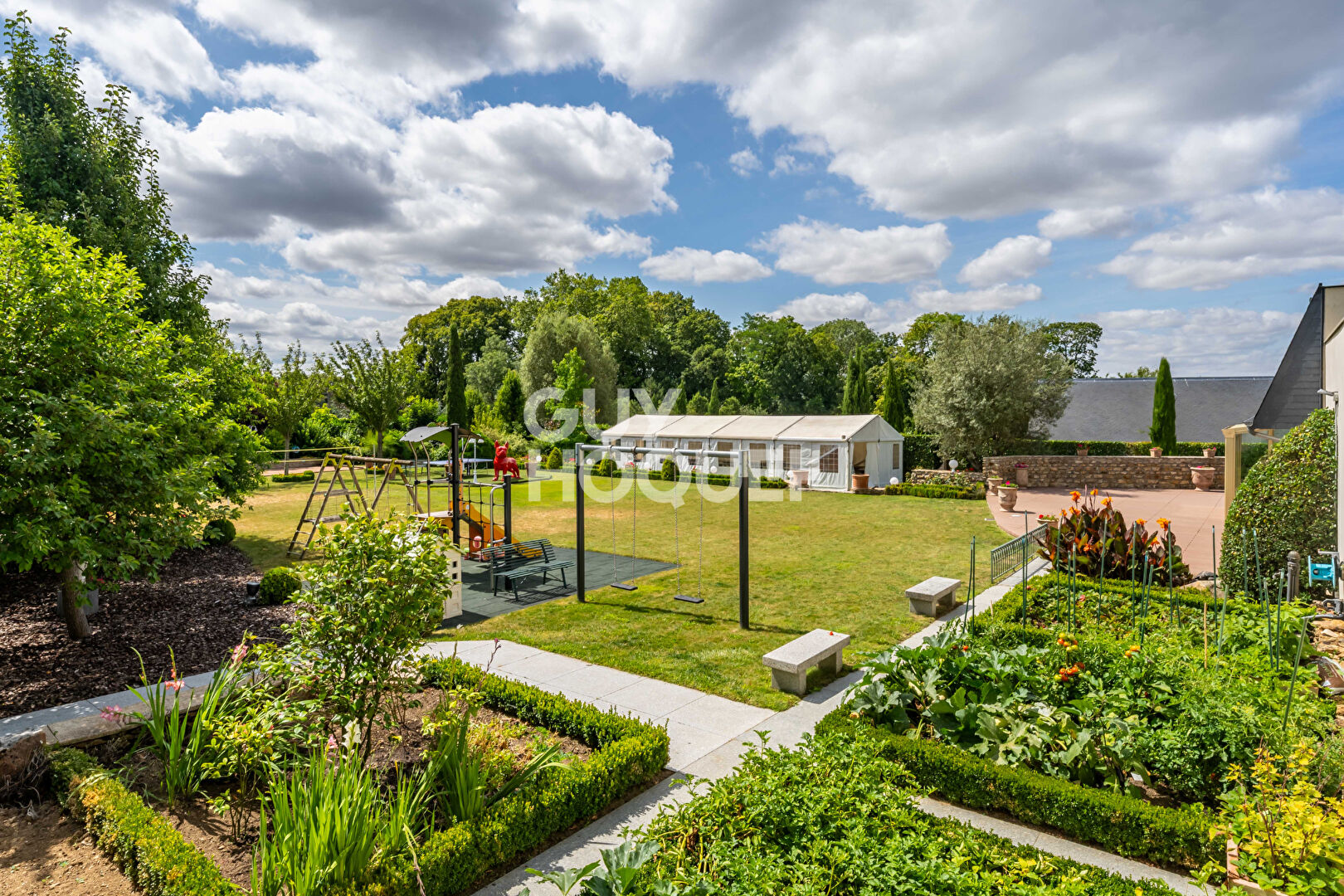 PROPRIETE D'EXCEPTION DE 9 PIECES (313m²) À ETIOLLES