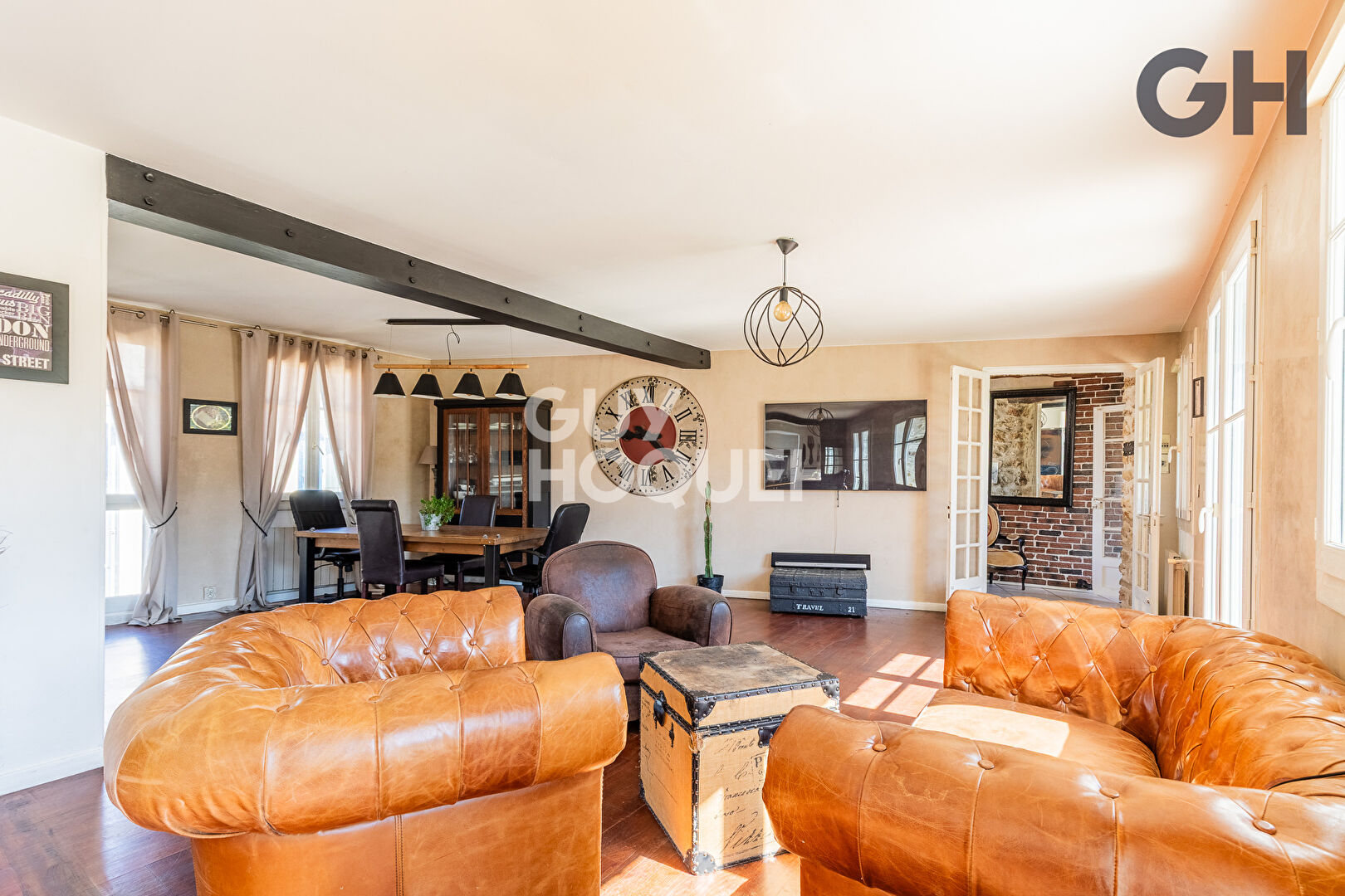 MAISON DE CHARME DE 7 PIÈCES A ETIOLLES - AVEC PISCINE ET DÉPENDANCE