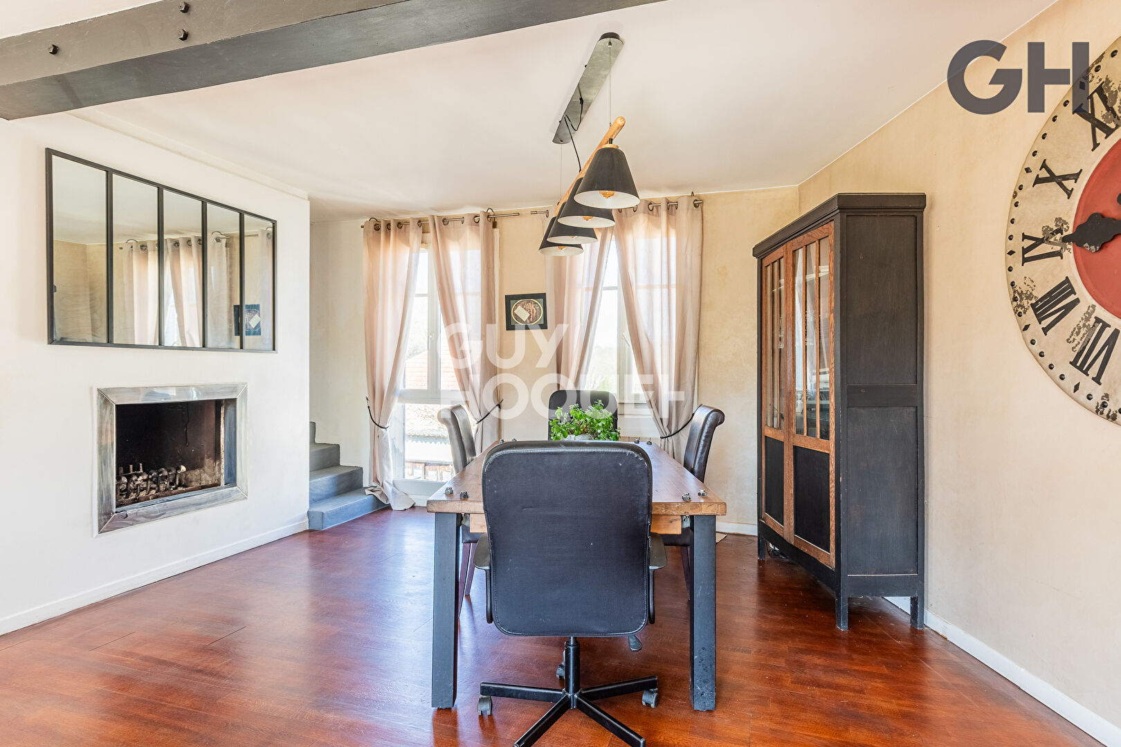 MAISON DE CHARME DE 7 PIÈCES A ETIOLLES - AVEC PISCINE ET DÉPENDANCE