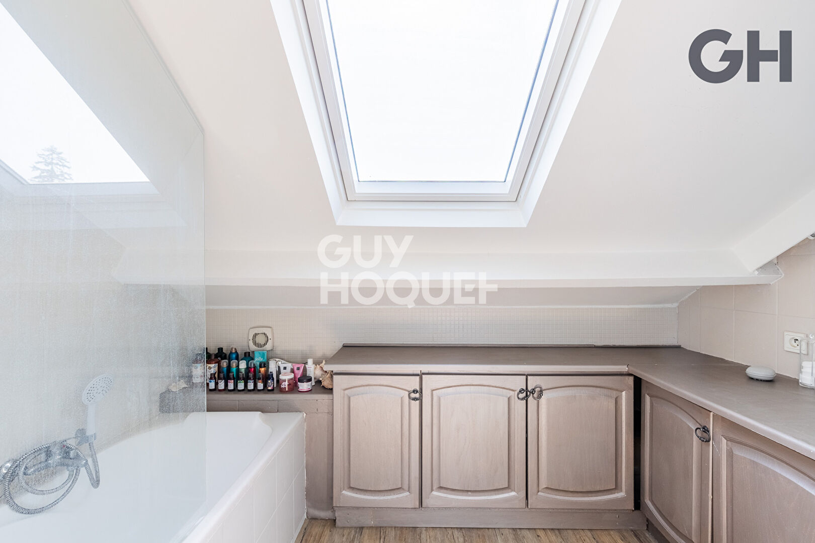 MAISON DE CHARME DE 7 PIÈCES A ETIOLLES - AVEC PISCINE ET DÉPENDANCE