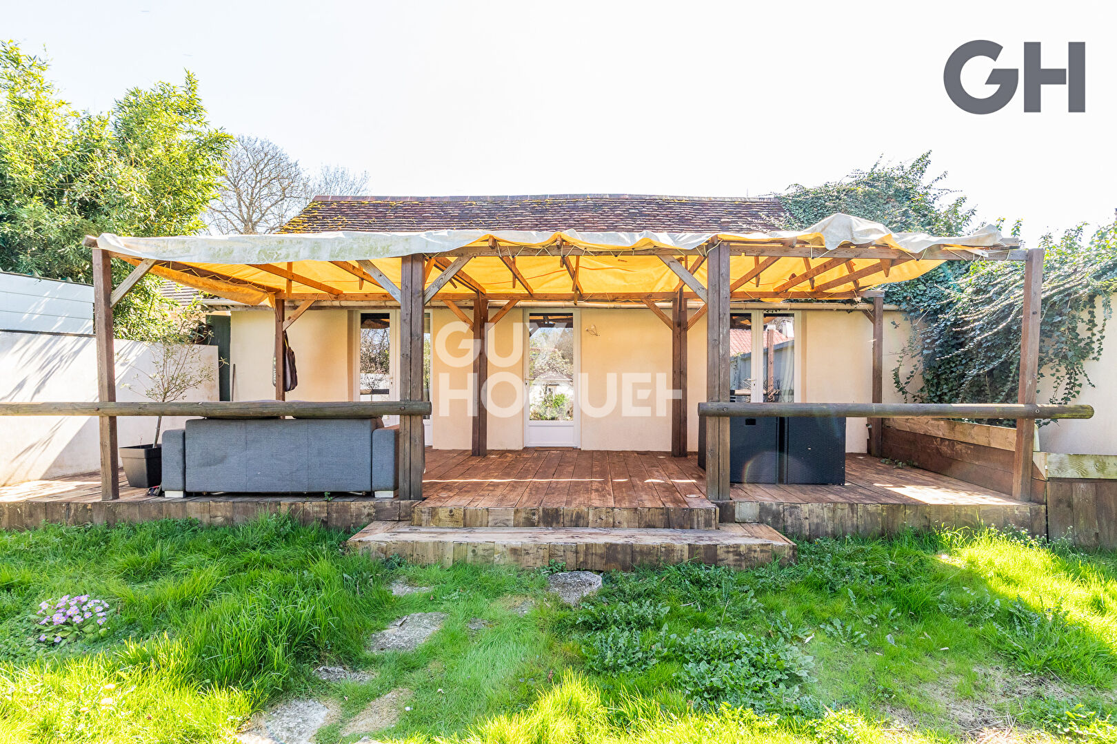 MAISON DE CHARME DE 7 PIÈCES A ETIOLLES - AVEC PISCINE ET DÉPENDANCE