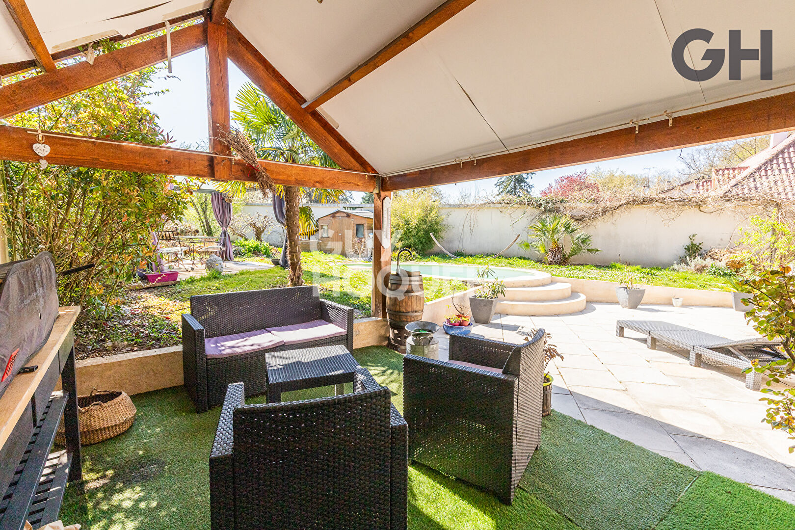 MAISON DE CHARME DE 7 PIÈCES A ETIOLLES - AVEC PISCINE ET DÉPENDANCE