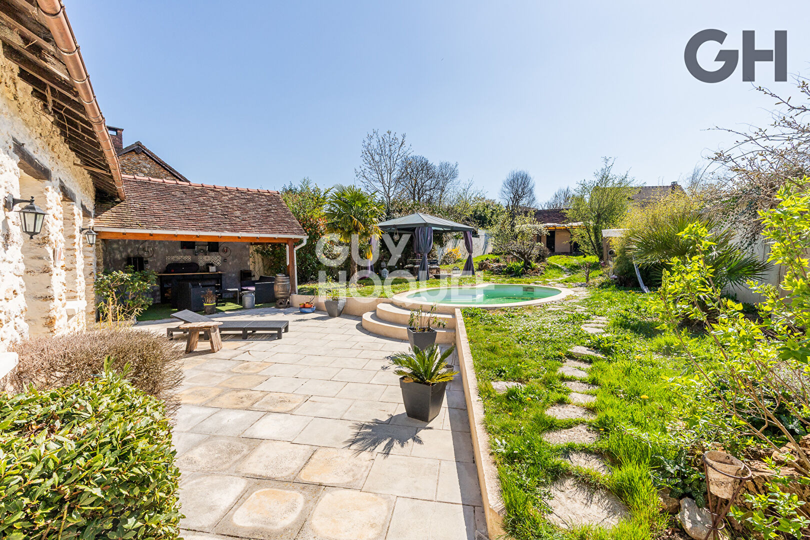 MAISON DE CHARME DE 7 PIÈCES A ETIOLLES - AVEC PISCINE ET DÉPENDANCE