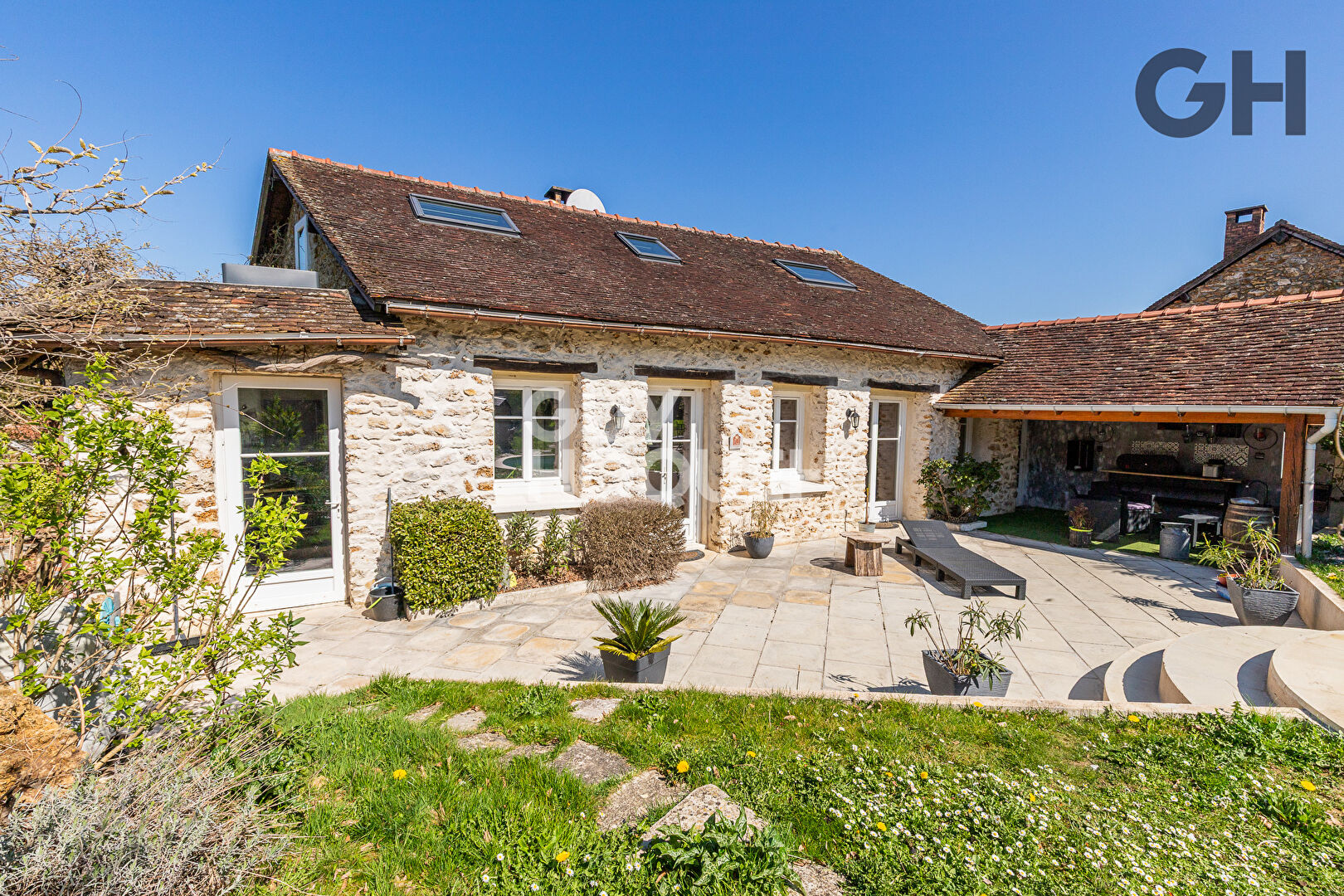 MAISON DE CHARME DE 7 PIÈCES A ETIOLLES - AVEC PISCINE ET DÉPENDANCE