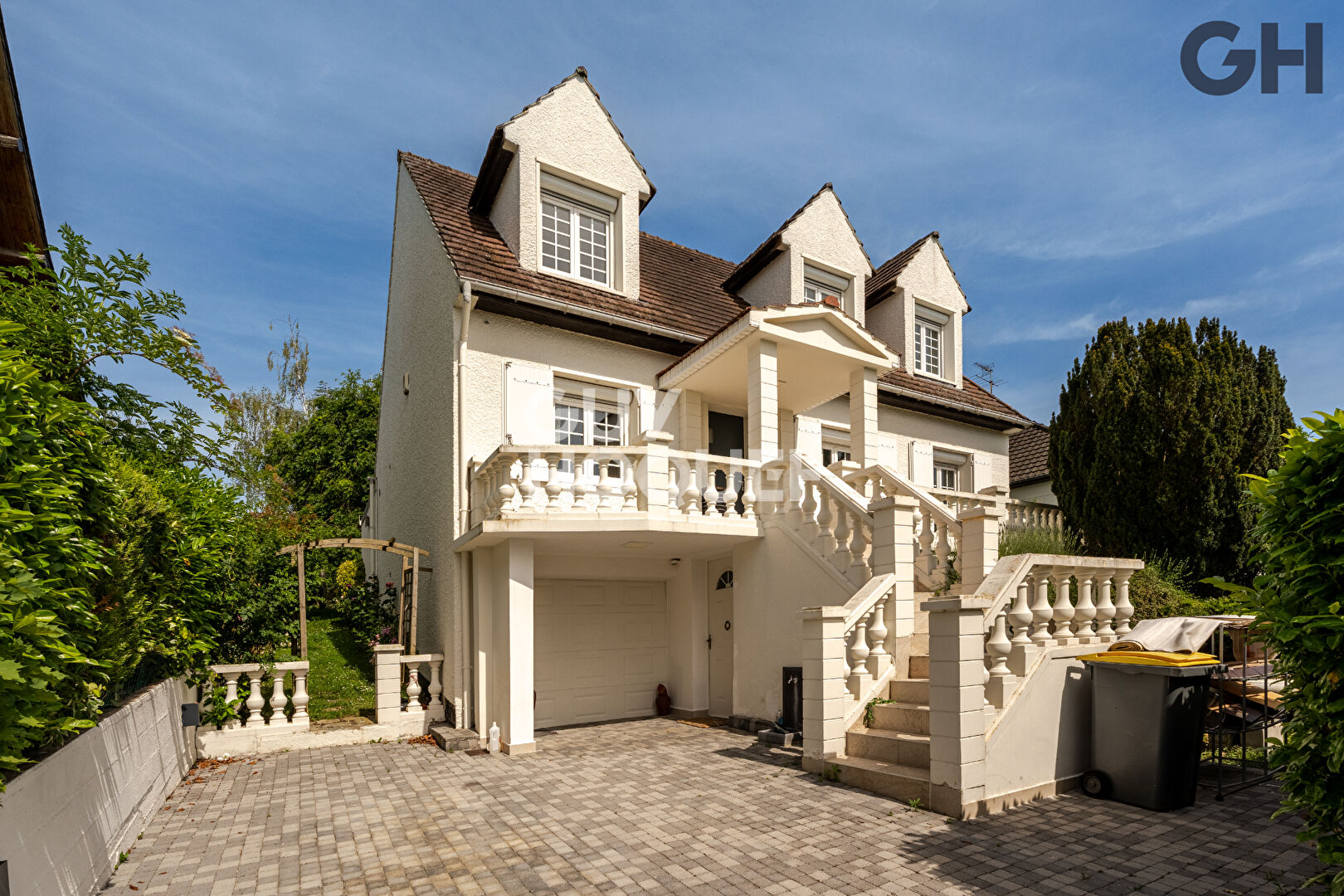 CHARMANTE MAISON AVEC SOUS-SOL DE 6 PIECES ( environ 196 m²) À SAINTRY-SUR-SEINE