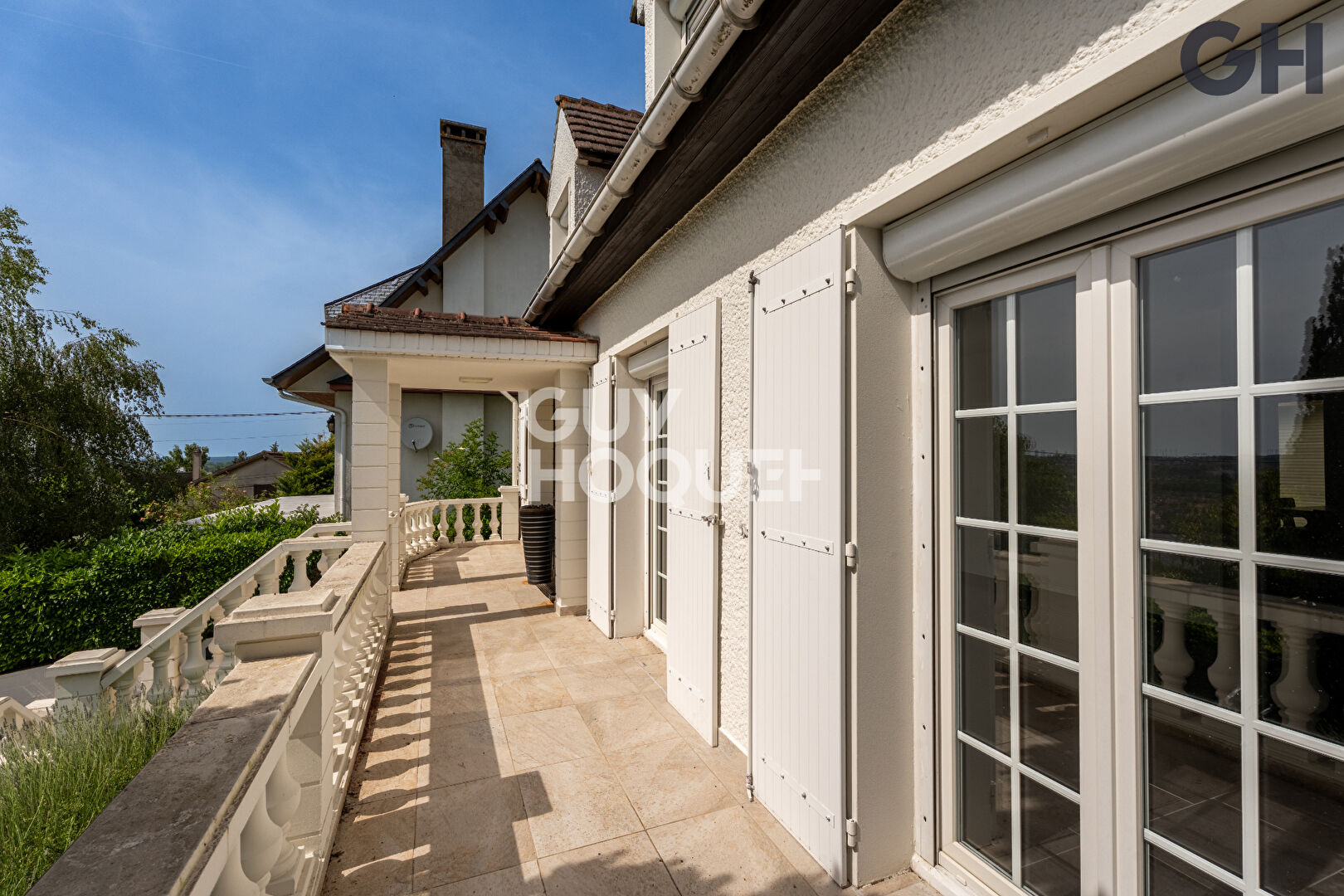 CHARMANTE MAISON AVEC SOUS-SOL DE 6 PIECES ( environ 196 m²) À SAINTRY-SUR-SEINE