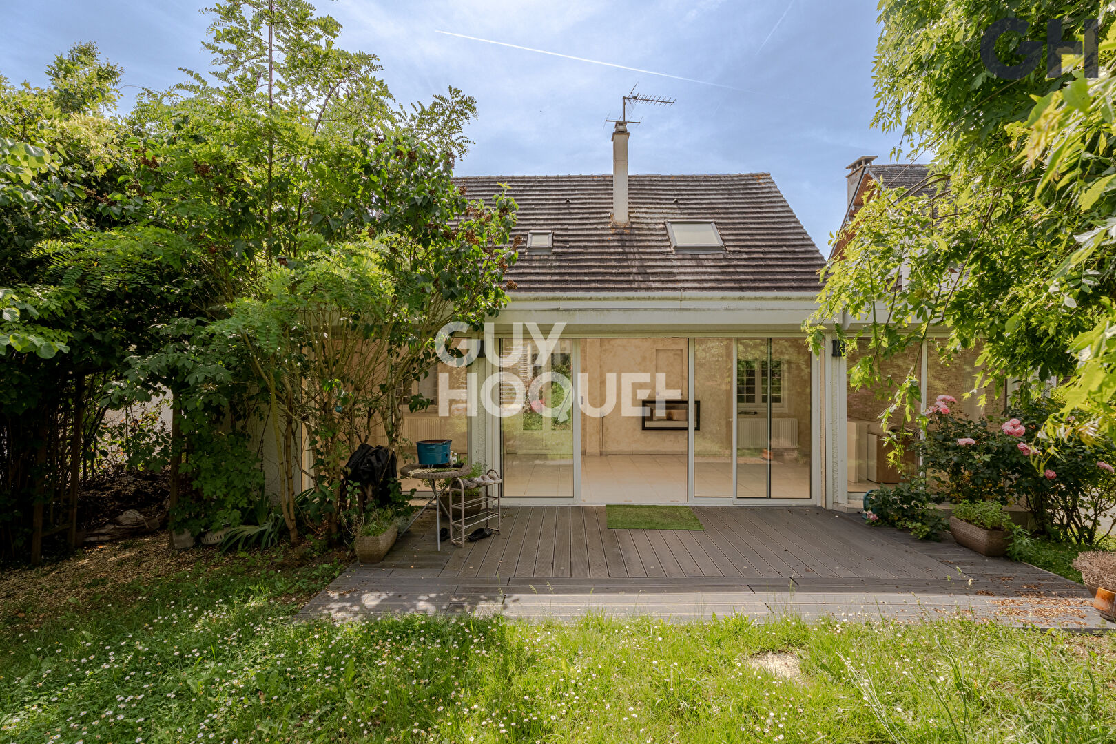 CHARMANTE MAISON AVEC SOUS-SOL DE 6 PIECES ( environ 196 m²) À SAINTRY-SUR-SEINE
