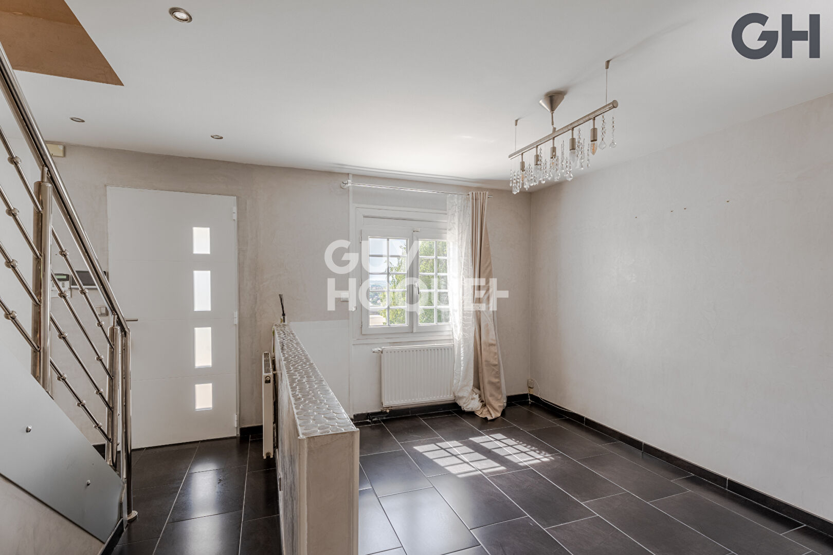 CHARMANTE MAISON AVEC SOUS-SOL DE 6 PIECES ( environ 196 m²) À SAINTRY-SUR-SEINE