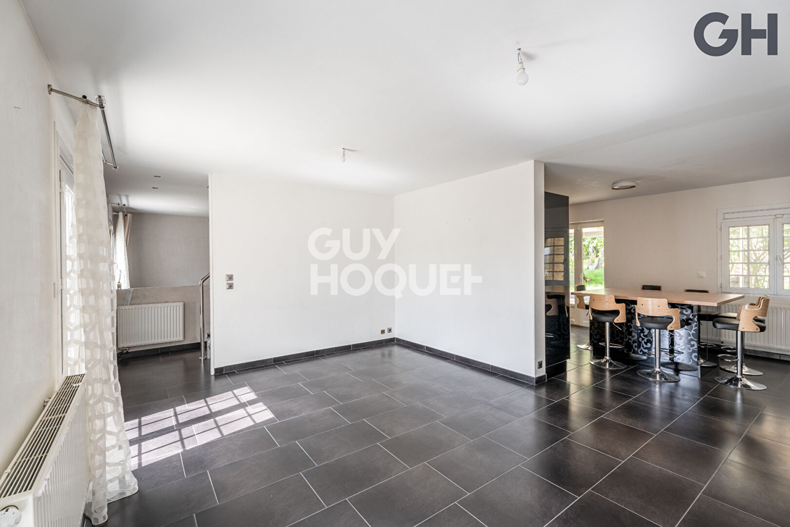 CHARMANTE MAISON AVEC SOUS-SOL DE 6 PIECES ( environ 196 m²) À SAINTRY-SUR-SEINE